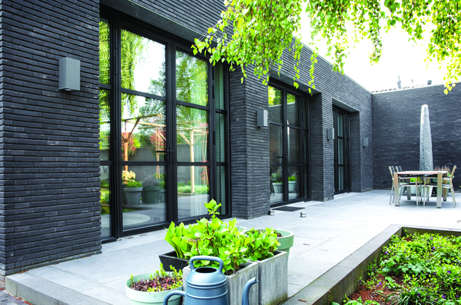 Pourquoi les fenêtres en look acier sont-elles si populaires?